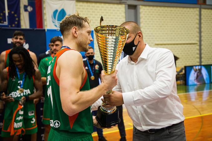 Jaka Blažič je kot kapetan moštva dvignil pokal visoko v zrak. | Foto: Urban Meglič/Sportida