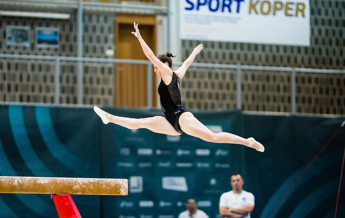 gimnastika, Koper, svetovni pokal, 2. dan, Tjaša Kysselef | Tjaša Kysselef je drugi dan kvalifikacij domačega svetovnega pokala na Obali na gredi prikazala soliden nastop in si pritelovadila še drugi finale koprskega tekmovanja.  | Foto Grega Valančič/Sportida