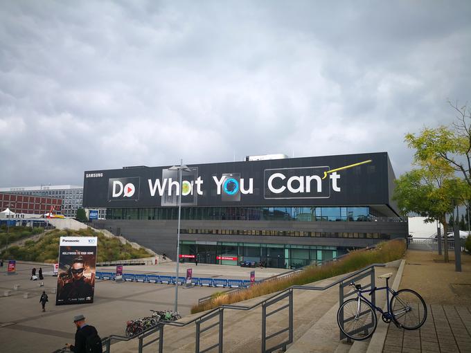 Naredi, česar ne moreš - Samsungov slogan, ki so ga izbrali (tudi) za letošnji dogodek IFA. Kot si pred desetimi leti nismo znali predstavljati, kaj vse bo mogoče danes, si danes verjetno ne znamo zamisliti, kaj bo mogoče čez deset let. Ali pa kar čez pet let, če upoštevamo, da se tehnologija razvija vedno hitreje. | Foto: Srdjan Cvjetović