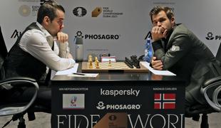 Carlsen in Nepomnjaščij sta dvoboj za prvaka začela z remijem