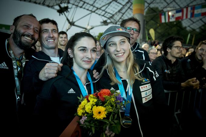 Veselje v slovenskem taboru. Bron za Kramplovo in zlato za Garnbretovo. | Foto: Ana Kovač