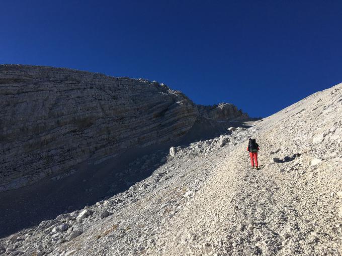 "Z nabiranjem izkušenj - tudi slabih - ter s pogostim obiskom gora nevarnosti prej prepoznaš in se jim lažje izogneš." Foto: Anže Čokl. | Foto: 