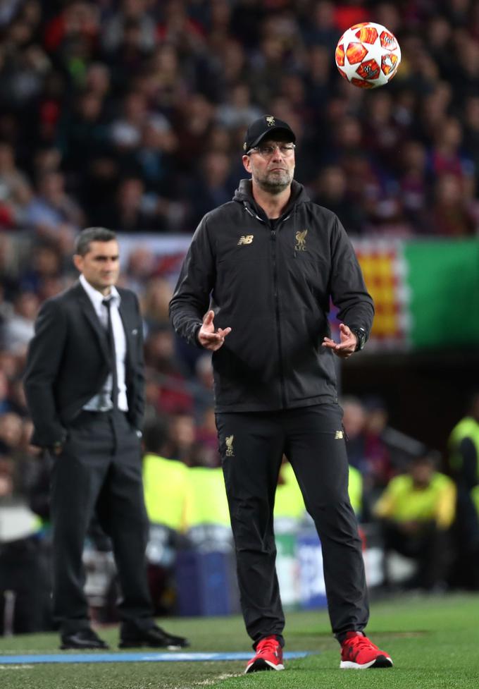 Jürgen Klopp je trener Liverpoola že štiri leta, a z njim ni osvojil še nobene lovorike. V Barceloni je spremljal tekmo, na kateri je Liverpool sprožil na vrata gostiteljev 14, Barcelona pa 11 strelov. Liverpool je v okvir vrat meril šestkrat, Barcelona štirikrat. Barcelona je zmagala s 3:0 ...
 | Foto: Reuters