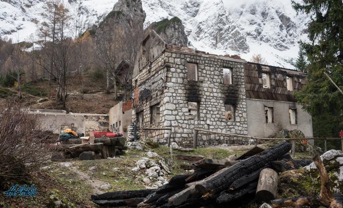 Frischaufov dom na Okrešlju, ki ga je v poletni sezoni v povprečju obiskalo okrog 25 tisoč ljubiteljev gora, je novembra lani uničil požar. Do nesreče je prišlo zaradi napake na električni napeljavi. Ker je bila koča takrat že zaprta, požara ni opazil nihče. | Foto: PD Celje matica