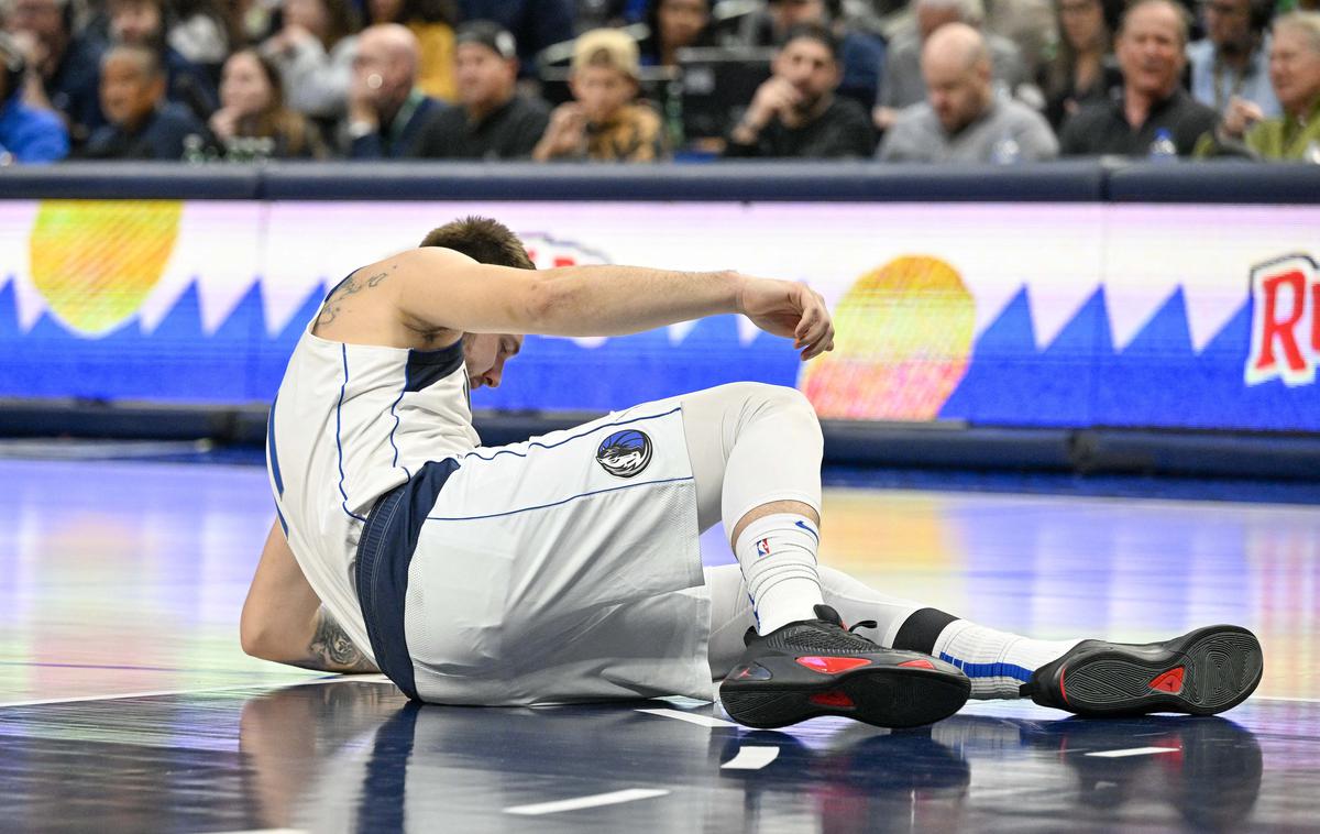 Luka Dončić Dallas Mavericks | Luka Dončić jo je po spektakularnem padcu odnesel brez poškodb. | Foto Reuters