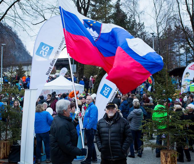 Zaradi ogromne slovenske zastave ju v parku olimpijcev iz Mojstrane ni bilo težko opaziti. | Foto: Žiga Zupan/Sportida