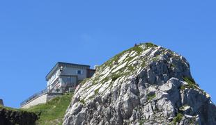 Dom Zorka Jelinčiča na Črni prsti (1835 m)