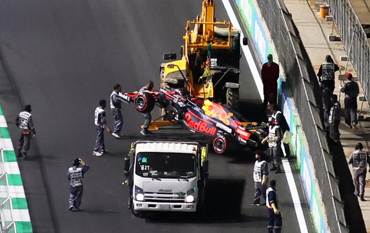 Max Verstappen Savdska Arabija | Max Verstappen je v zadnjem zavoju zadnjega kvalifikacijskega kroga "poljubil" betonski zid. | Foto Guliver Image