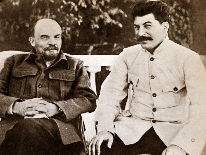 Čeprav je bil Stalin po rodu Gruzijec, je bil veliko bolj naklonjen večji vlogi Rusije kot Lenin, ki je bil po rodu Rus. Stalin je po oktobrski revoluciji podpiral preoblikovanje nekdanje carske Rusije v Rusko sovjetsko federativno socialistično republiko, v okviru katere bi imeli neruski narodi avtonomne republike, Lenin pa je zagovarjal ustanovitev nove federacije z imenom Zveza sovjetskih republik Evrope in Azije, katere del bi bila tudi Rusija. Na koncu je bila ustanovljena tvorba z imenom Zveza sovjetskih socialističnih republik (ZSSR), na kratko Sovjetska zveza (SZ), v okviru katere so bile najprej Rusija, Ukrajina, Belorusija in Transkavkazija. Sta pa bila Stalin in Lenin zelo soglasna o potrebi t. i. rdečega terorja – nasilja nad dejanskimi in namišljenimi sovražniki oktobrske revolucije. | Foto: Guliverimage