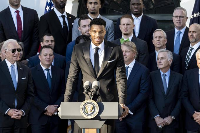 "Nikoli ničesar ne jemljite kot samoumevno. Trdo delajte in vse bo mogoče," sporoča MVP lanske sezone in finala lige, Grk Giannis Antetokounmpo. | Foto: Guliverimage/Vladimir Fedorenko