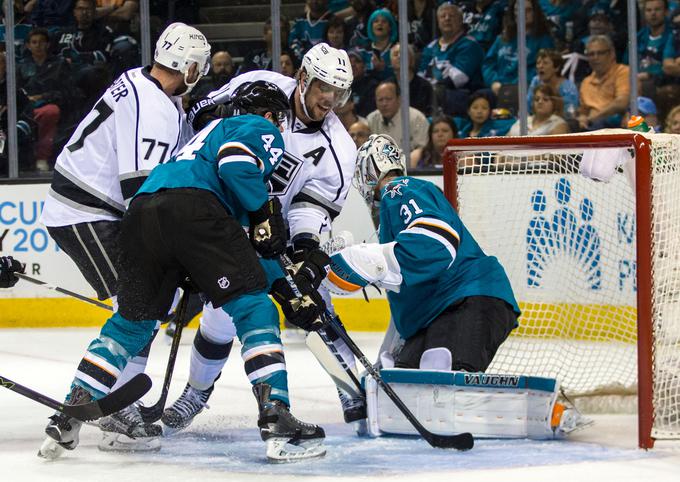 Anže Kopitar je letos z Los Angelesom izpadel že v prvem krogu "playoffa". Sam Jose Sharks so napredovali že po petih odigranih tekmah, z izidom 4:1 v zmagah.  | Foto: Reuters