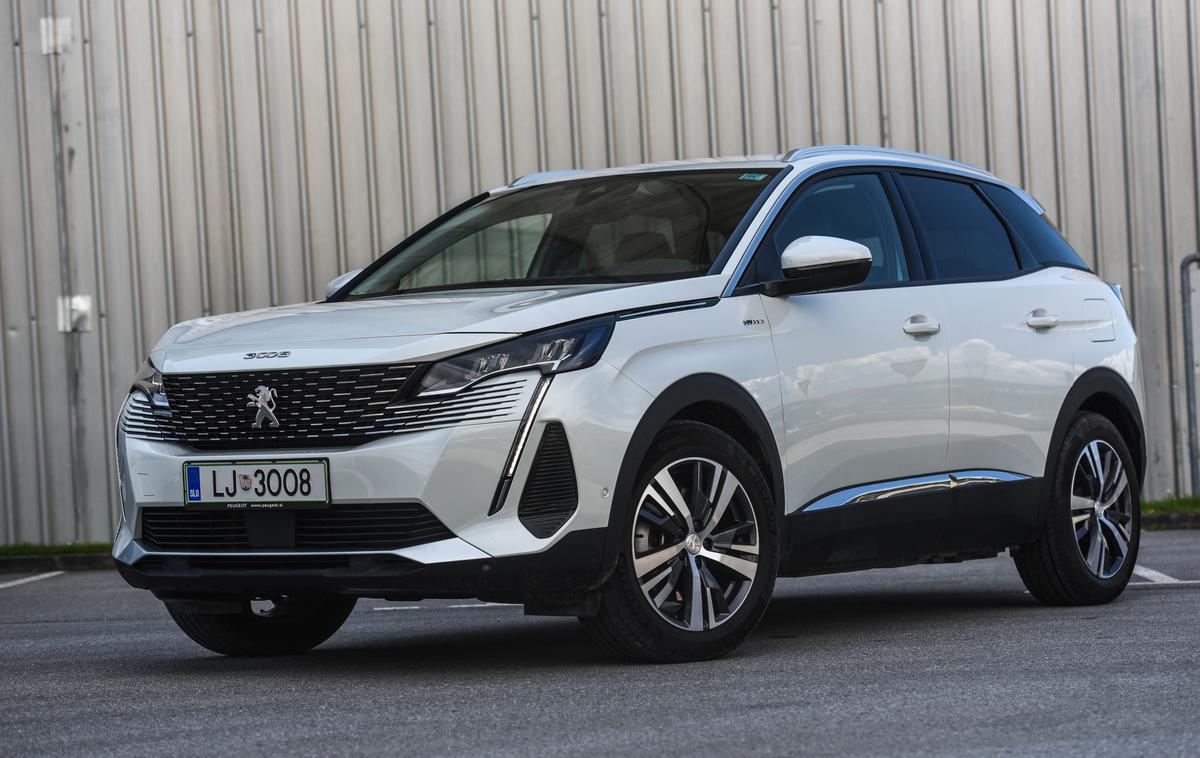 Peugeot 3008 hybrid 225 | Večjih razlik med izključno bencinskim ali dizelsko gnanim 3008 ni. Dodatna polnilna vrata v največji meri izdajo, da gre za priključni hibrid. | Foto Gašper Pirman