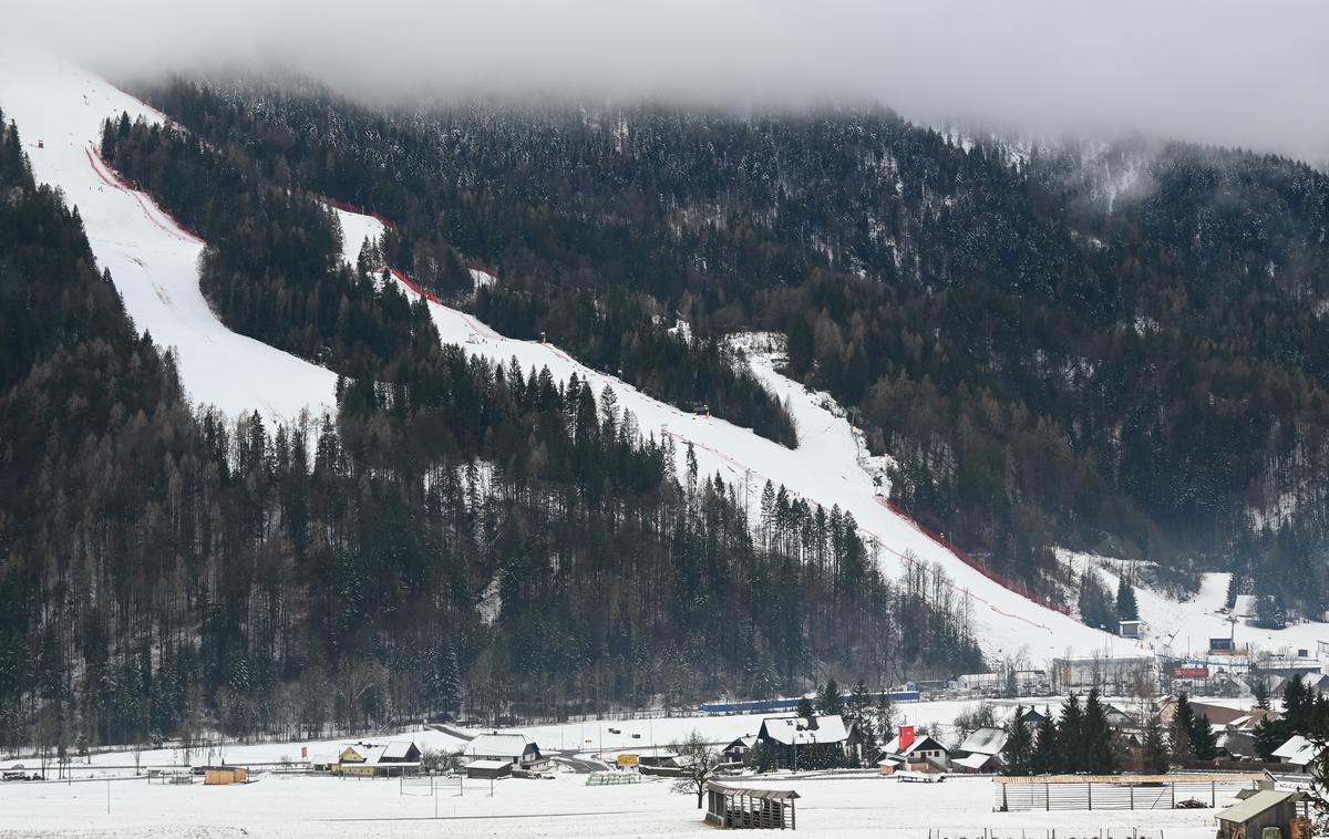 Kranjska Gora Podkoren | Kranjska Gora v sredo. Snega zunaj proge je bilo samo za vzorec. | Foto Matej Podgoršek