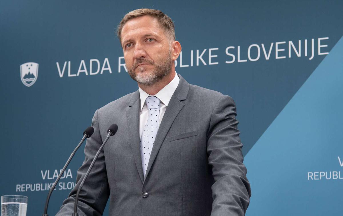 Klemen Boštjančič | Kot je na novinarski konferenci pojasnil finančni minister Klemen Boštjančič, so z vsakim od resorjev imeli poseben razgovor o tem, kje bi se dalo znižati stroške. "Noben od teh razgovorov ni bil prijeten," je izpostavil in dodal, da je na koncu večina ministrstev sledila navodilu, da morajo stroške, ki ne zajemajo plač, znižati za štiri odstotke, samo maso plač pa za dva odstotka.  | Foto STA