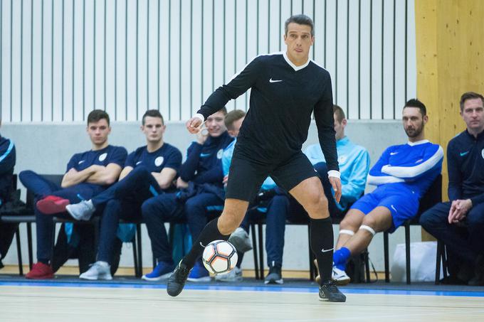 Znanje nekdanjega kapetana slovenske reprezentance so z zanimanjem spremljali člani futsal reprezentance, ki se pripravljajo na veliki vrhunec, Euro 2018 v Ljubljani. Ačimović je ambasador tekmovanja. | Foto: Žiga Zupan/Sportida