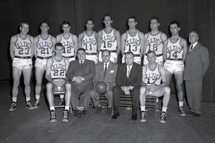 Boston Celtics Chuck Cooper | Chuck Cooper s številko 11 je bil izbran kot prvi temnopolti košarkar, ki je dobil priložnost v ligi NBA. Zaigral je za Boston Celtics. | Foto Getty Images