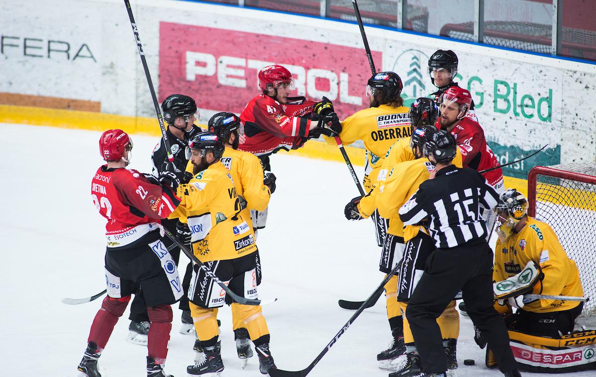 HDD Jesenice Val Pusteria | Hokejisti Jesenic so na četrti polfinalni tekmi 16 sekund pred koncem prejeli zadetek in izgubili z 2:3. O tem, kdo se bo Olimpiji pridružil v finalu, bo odločala peta torkova tekma v Italiji. | Foto Peter Podobnik/Sportida