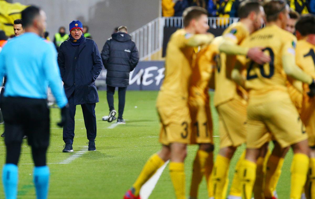 Bodo Glimt Roma | Trener Rome Jose Mourinho je lahko na Norveškem samo nemočno opazoval strelski festival in proslavljanje norveških prvakov. | Foto Reuters