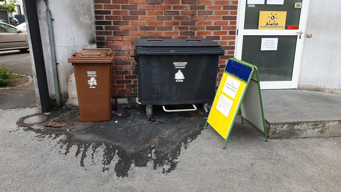 Na pročelju ob vhodu v društvo Sonček so vidne saje, na tleh se je v podlago zažrla stopljena plastika, ki je ni mogoče odstraniti. Poškodovana so tudi vrata. | Foto: Metka Prezelj