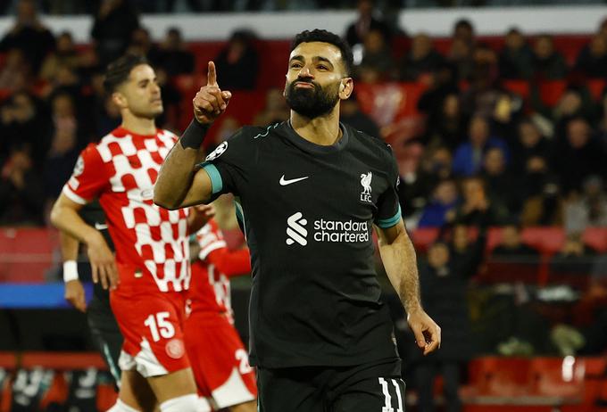 Mohamed Salah je v 63. minuti popeljal Liverpool v vodstvo po strelu z bele točke. To je njegov jubilejni 50. zadetek v ligi prvakov. Šestič je v elitnem tekmovanju zadel v polno z najstrožje kazni in izenačil klubski rekord, ki ga je pred njim dosegel Steven Gerrard. | Foto: Reuters