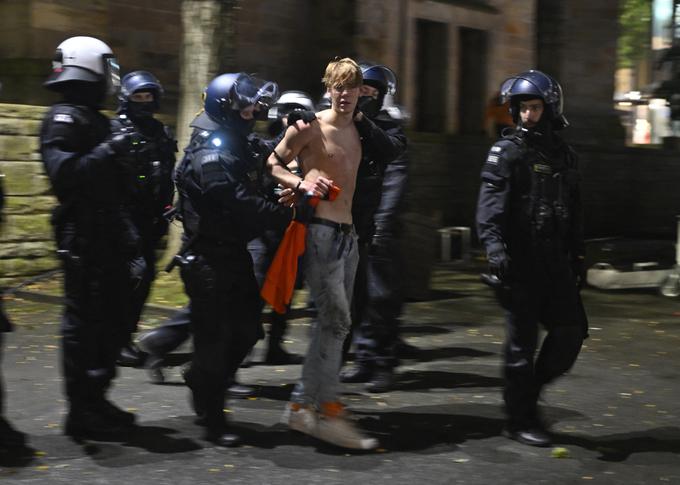 Nemška policija je imela v sredo kar nekaj dela, da je umirila razgreteže med nizozemskimi in angleškimi navijači. | Foto: Reuters