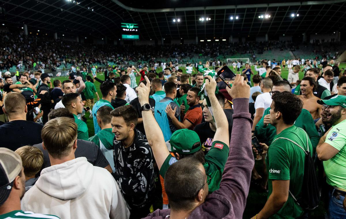 NK Olimpija : Ludogorec | Kako drago bo Olimpijo stal dvor navijačev na zelenico takoj po koncu dramatične in zelo stresne tekme? | Foto Vid Ponikvar/Sportida