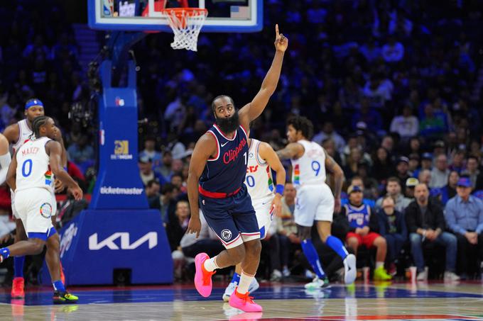 James Harden je blestel v dvorani Wells Frago Center, kjer so ga ob vsakem stiku z žogo domači navijači izžvižgali. V zadnji četrtini zaradi visokega vodstva LA Clippers sploh ni zaigral. | Foto: Reuters