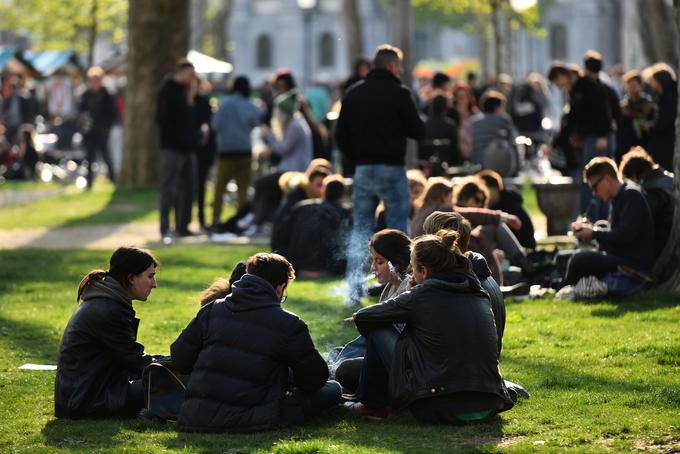 Kajenje konoplje na javnih mestih še naprej ne bo dovoljeno. | Foto: STA ,