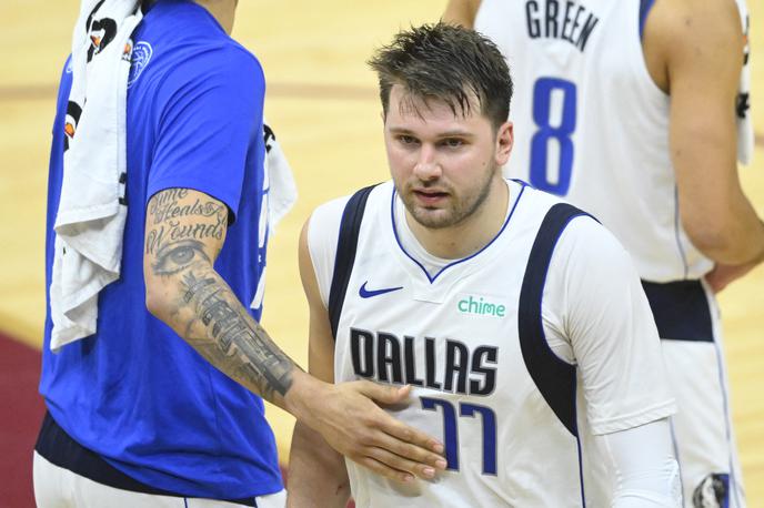 Luka Dončić | Luka Dončić je s soigralci Dallasa doživel boleč poraz, potem ko je že kazalo na zmago. A je sledil neverjeten met Clevelanda za končni uspeh. | Foto Reuters