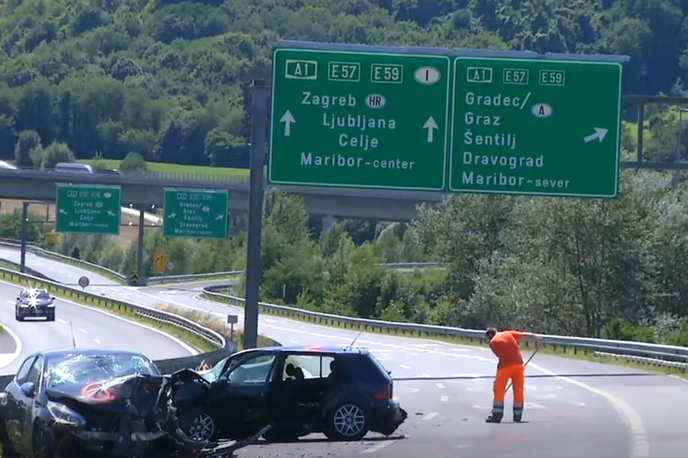 prometna nesreča | Policija je letos obravnavala deset odstotkov več prometnih nesreč kot v enakem obdobju lani. Umrlo je 63 udeležencev, kar je sicer nekoliko manj kot lani, ko so do tega dne našteli 69 žrtev prometnih nesreč. Letos se je za pet odstotkov povečalo število prometnih nesreč s hudimi posledicami in za 11 odstotkov število nesreč z lažjimi poškodbami. (Fotografija je simbolična.) | Foto Planet TV