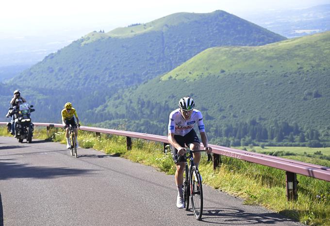 V nedeljo se je Slovenec na zaključnem vzponu na Puy de Dome odpeljal mimo Danca. | Foto: Reuters