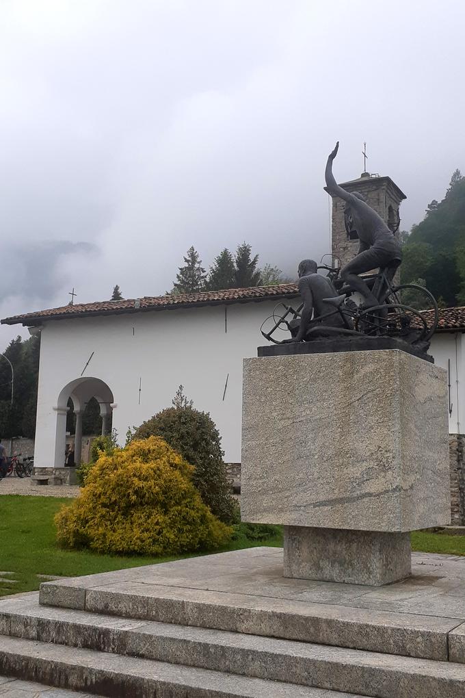 Kapela Madonne del Ghisallo je povsem posvečena kolesarjem.  | Foto: Alenka Teran Košir