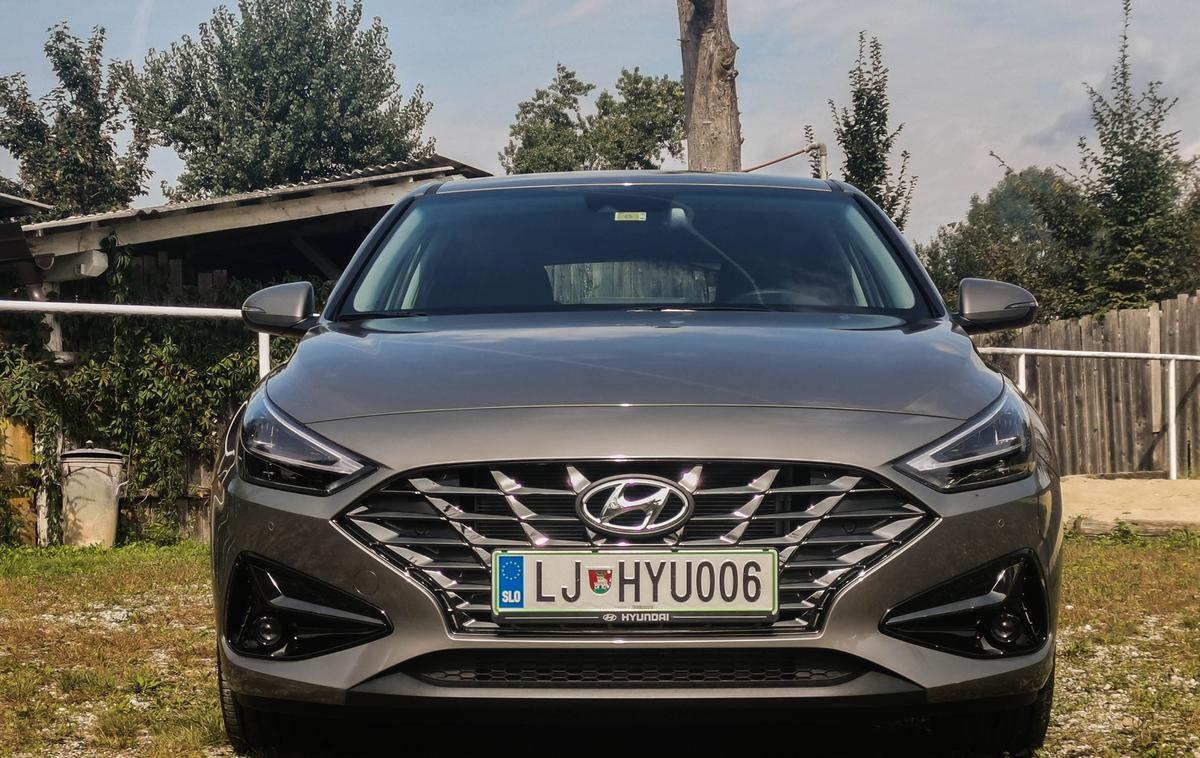 Hyundai i30 | V oči najprej padejo tanjši žarometi z dnevnimi lučmi LED v obliki črke V, masko hladilnika so razširili in okrasili s tridimenzionalnim vzorcem.  | Foto Gašper Pirman