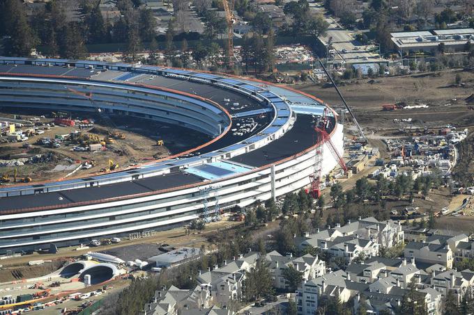 V Apple Park so se prvi zaposleni preselili lani aprila, pa dela na poslopju takrat sploh še niso bila končana. Applu se je s selitvijo namreč zelo mudilo, saj je pred tem v bližini tako imenovane vesoljske ladje že začel delovati center za raziskave in razvoj novih tehnologij. Na isto mesto so želeli čim prej spraviti čim več zaposlenih.  | Foto: Reuters