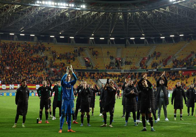 Nogometaši Olimpije so se zahvalili številnim navijačem, ki so se odpravili na dolgo pot na Poljsko, za podporo na zadnji tekmi ligaškega dela. | Foto: Reuters