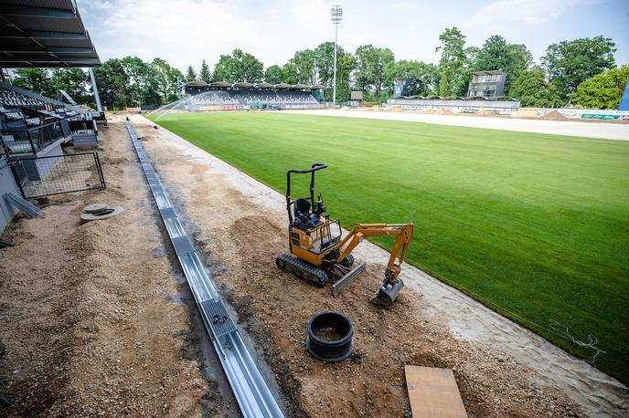 Fazanerija | V Murski Soboti bodo gradbeni stroji brneli vsaj do petka, ko bo položena celotna nova travnata površina. | Foto Blaž Weindorfer/Sportida