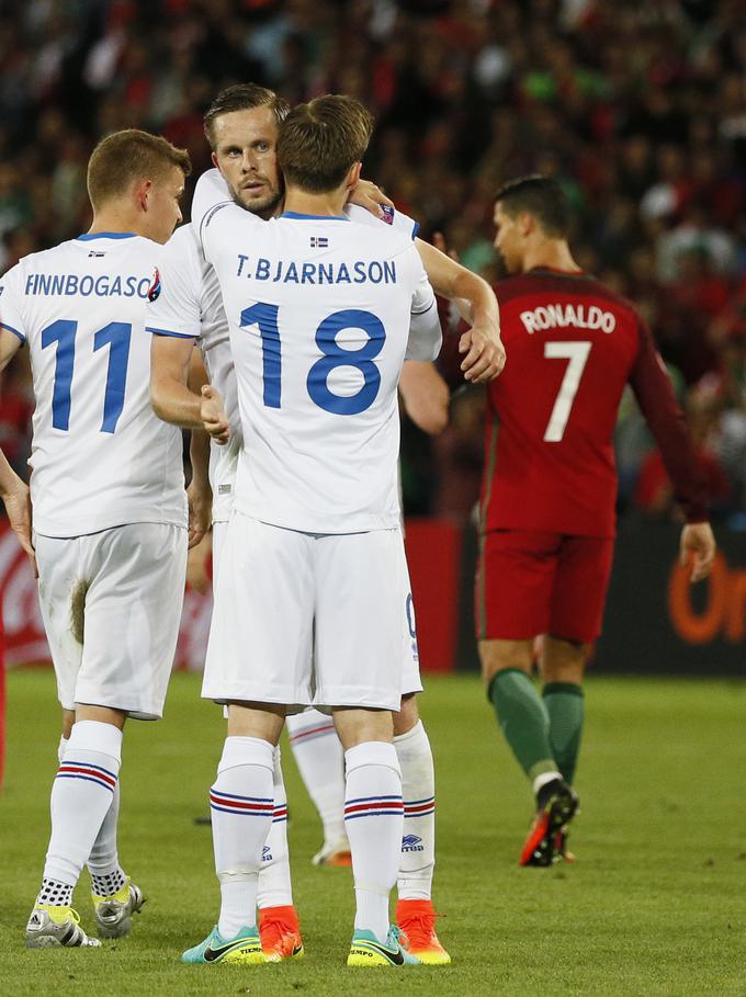 Ko so presenetili Portugalsko, ni želel Cristiano Ronaldo menjati dresa prav z nobenim izmed Islandcev. | Foto: Reuters