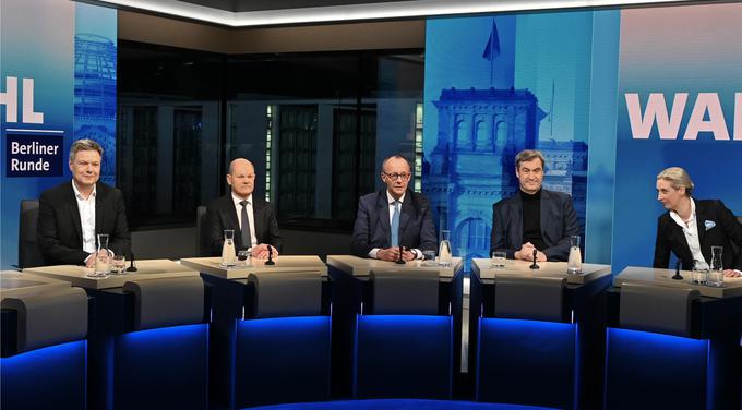 Friedrich Merz je v povolilni oddaji na ARD in ZDF znova odločno zavrnil koalicijo z AfD, čeprav mu Alice Weidel ponuja sodelovanje. Največ možnosti ima tako koalicija med CDU/CSU in SPD. Od leve proti desni: Robert Habeck (Zeleni), Olaf Scholz (SPD), Friedrich Merz (CDU), Markus Söder (CSU) in Alice Weidel (AfD). | Foto: Guliverimage