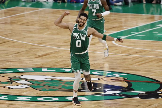 Boston Philadelphia Tatum | Jayson Tatum, ki so ga podobno kot Luko Dončića izbrali v idealno peterko rednega dela lige NBA, je v seriji končnice proti 76ers prihranil najboljše za konec. Ob metu iz igre 17/28 je na sedmi tekmi prispeval rekordnih 51 točk, 13 skokov, pet asistenc in dve ukradeni žogi. | Foto Reuters