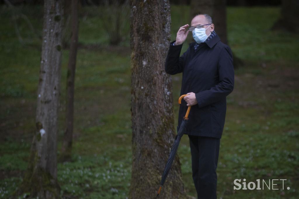 Slovesnost ob odkritju spominskega obeležja Demos na Račjem otoku na Brdu pri Kranju