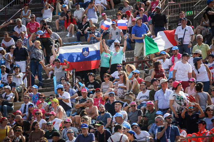 Slovenske zastave so izstopale tudi v veronski areni. | Foto: Anže Malovrh/STA