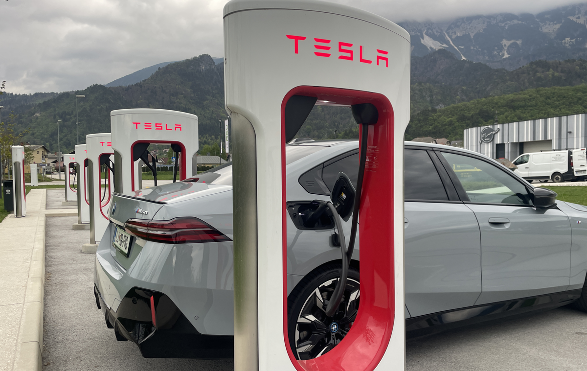 BMW Tesla polnilnica | Prvič je mogoče tudi v Sloveniji na Teslinih polnilnicah uporabiti avtomobile drugih znamk. | Foto Gregor Pavšič