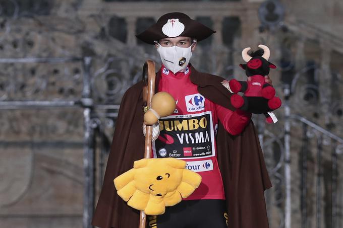 Rogliča so ob koncu razumljivo oblekli v romarja. Cilj letošnje Vuelte je bil namreč v romarskem središču Santiago de Compostela. | Foto: Guliverimage/Vladimir Fedorenko