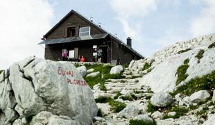 Zasavska koča na Prehodavcih (2071 m)