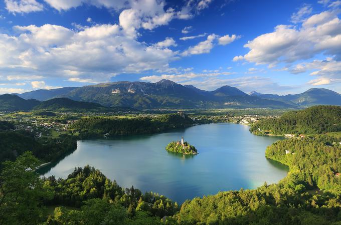 Bled ga je tako prevzel, da ga ima ovekovečenega tudi na čeladi. | Foto: Shutterstock