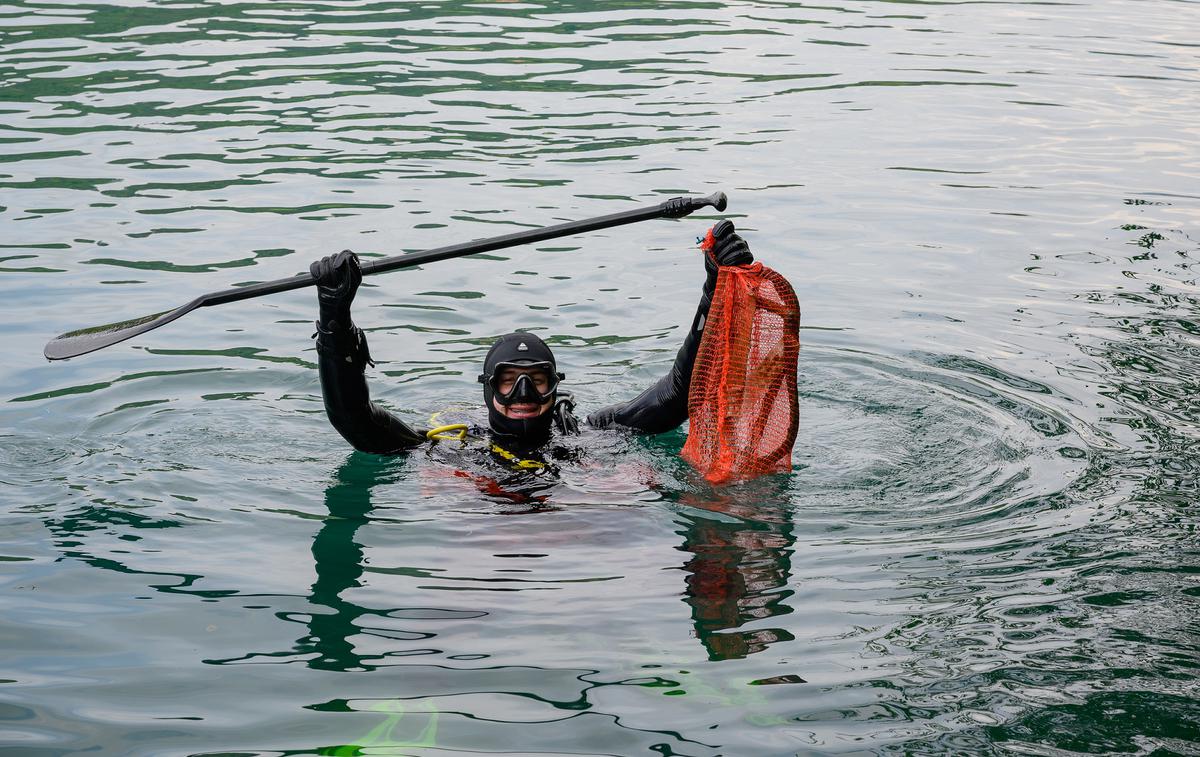 Bled, čistilna akcija, blejsko jezero, potapljači | Ker je Bled z jezerom kot ena glavnih slovenskih turističnih atrakcij podvržen precejšnjemu onesnaževanju, z namenom izboljšanja ekološkega stanja jezera čistilna akcija poteka že tri desetletja. | Foto Spar