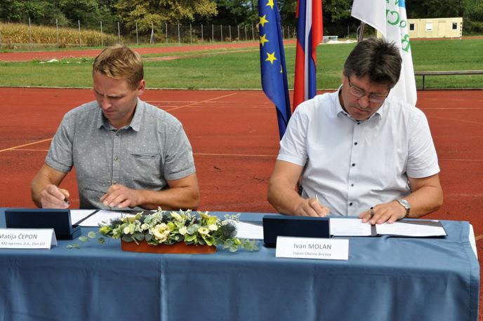 atletski stadion Brežice | Brežiški župan Ivan Molan in član upravnega odbora družbe Lesnina MG oprema Matija Čepon sta v Brežicah danes podpisala pogodbo za prvi del prenove tamkajšnjega atletskega stadiona.  | Foto Rasto Božič/STA