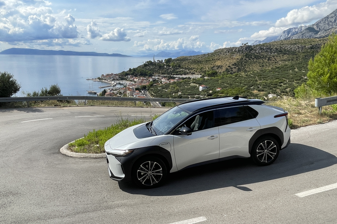 Toyota bz4x Makarska | S toyoto bZ4X na vznožju ceste proti Biokovem, ki velja za najvišjo na Hrvaškem. | Foto Gregor Pavšič