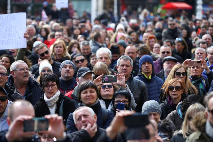 Protesti na Hrvaškem | Proti ukrepom za zajezitev epidemije novega koronavirusa so danes protestirali tudi na Hrvaškem. Na fotografiji protestniki v Zagrebu. | Foto Reuters