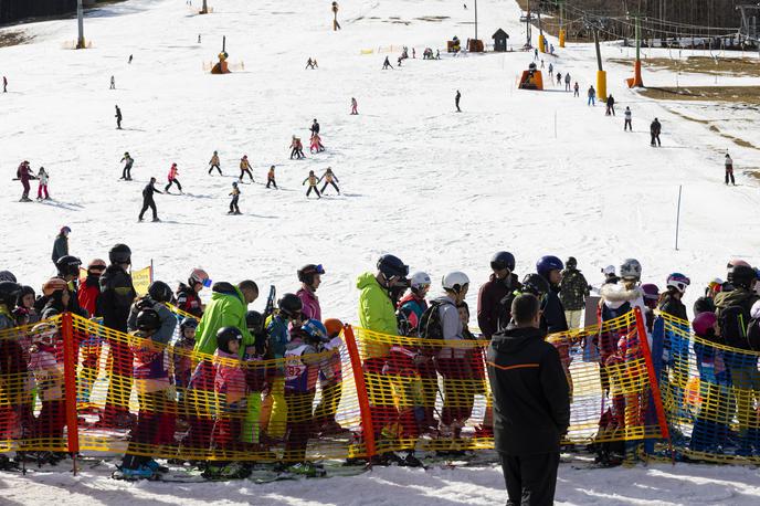 Kranjska Gora | Na Mojci in Kekcu je snega ravno za otroke, podkorensko strmino bodo čuvali za pokal Vitranc. | Foto Bor Slana/STA